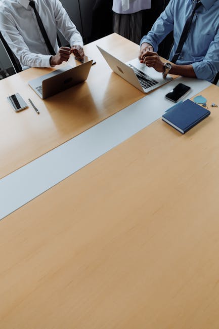 Equipo de trabajo analizando paneles de datos en una oficina corporativa